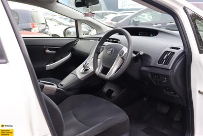 2014 Toyota Prius - Thumbnail