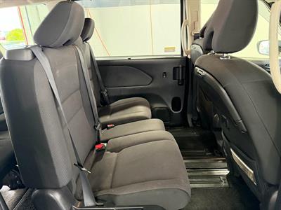 2017 Nissan Serena - Thumbnail