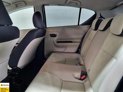 2014 Toyota Aqua - Thumbnail