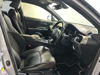 2017 Toyota C-HR - Thumbnail