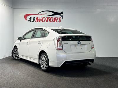 2013 Toyota Prius - Thumbnail