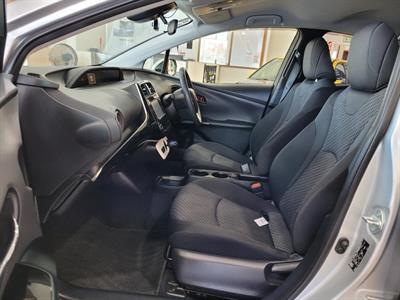 2018 Toyota Prius - Thumbnail