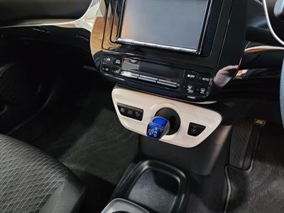 2018 Toyota Prius - Thumbnail