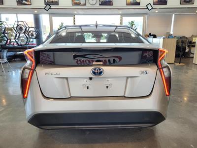 2018 Toyota Prius - Thumbnail