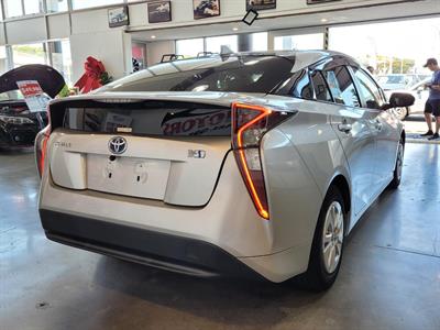 2018 Toyota Prius - Thumbnail