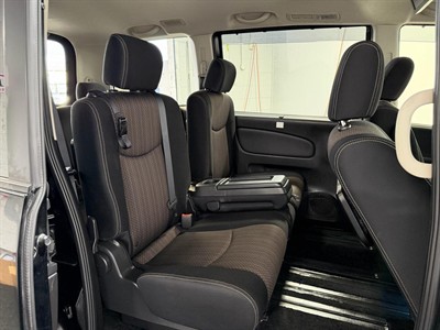 2015 Nissan Serena - Thumbnail