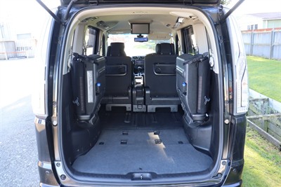 2016 Nissan Serena - Thumbnail