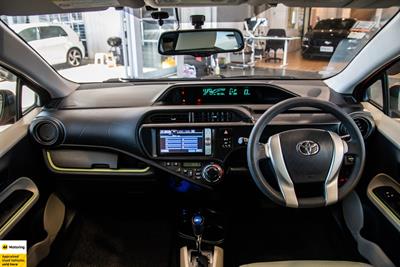 2012 Toyota Aqua - Thumbnail
