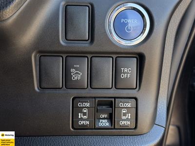 2015 Toyota Esquire - Thumbnail