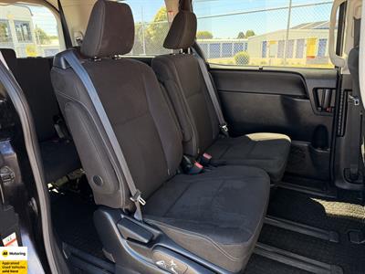 2015 Toyota Esquire - Thumbnail