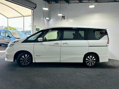 2017 Nissan Serena - Thumbnail