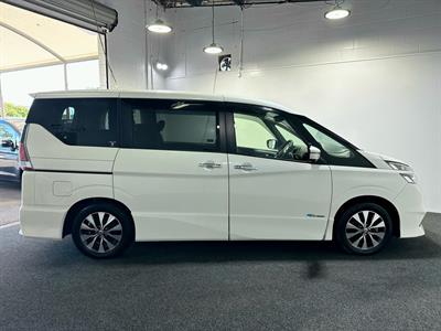 2017 Nissan Serena - Thumbnail