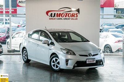 2013 Toyota Prius - Thumbnail