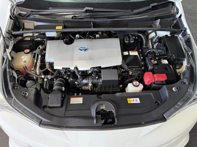 2016 Toyota Prius - Thumbnail