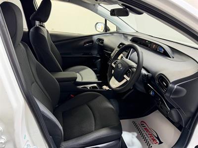 2016 Toyota Prius - Thumbnail