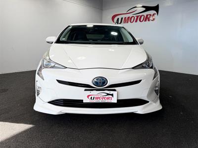 2016 Toyota Prius - Thumbnail