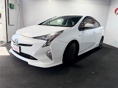 2016 Toyota Prius - Thumbnail