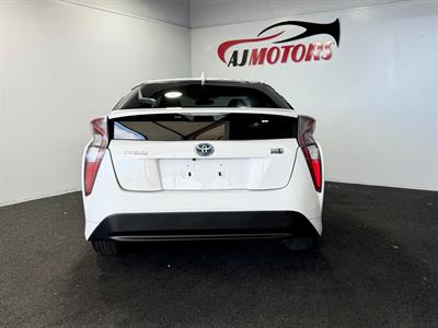 2016 Toyota Prius - Thumbnail