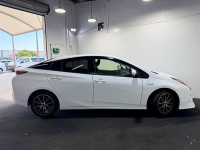 2016 Toyota Prius - Thumbnail