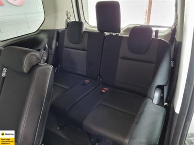 2017 Nissan Serena - Thumbnail