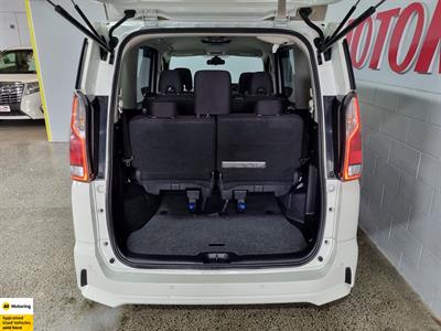 2017 Nissan Serena - Thumbnail