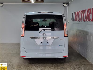 2014 Nissan Serena - Thumbnail