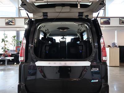 2016 Nissan Serena - Thumbnail