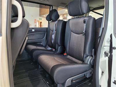 2014 Nissan Serena - Thumbnail