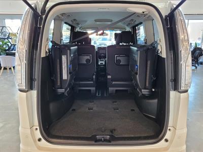 2014 Nissan Serena - Thumbnail