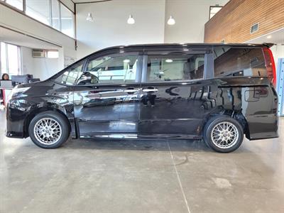 2017 Toyota Noah - Thumbnail