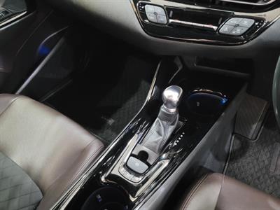 2017 Toyota C-HR - Thumbnail