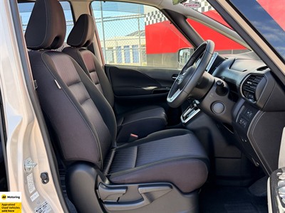 2017 Nissan Serena - Thumbnail