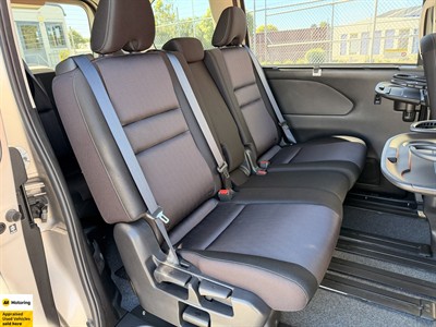 2017 Nissan Serena - Thumbnail