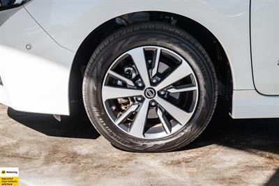 2018 Nissan Leaf - Thumbnail