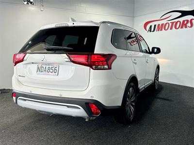 2020 Mitsubishi Outlander - Thumbnail