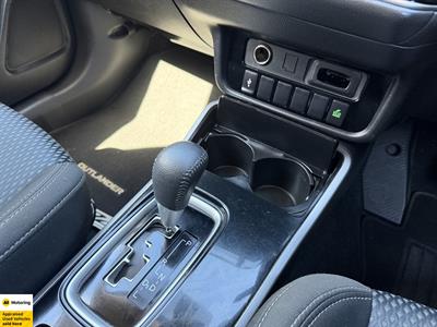 2022 Mitsubishi Outlander - Thumbnail