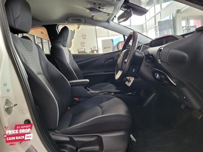 2018 Toyota Prius - Thumbnail