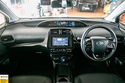 2020 Toyota Prius - Thumbnail