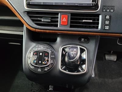 2014 Toyota Voxy - Thumbnail