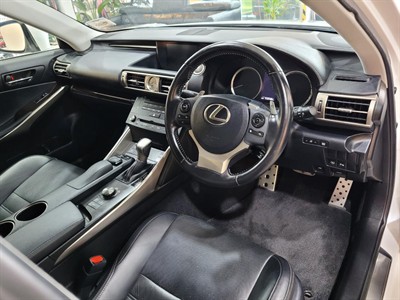 2016 Lexus IS 200t - Thumbnail