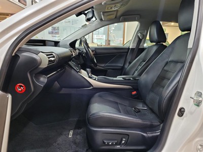 2016 Lexus IS 200t - Thumbnail