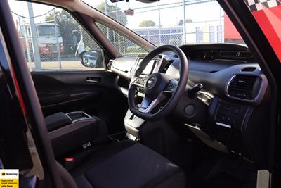 2022 Nissan Serena - Thumbnail
