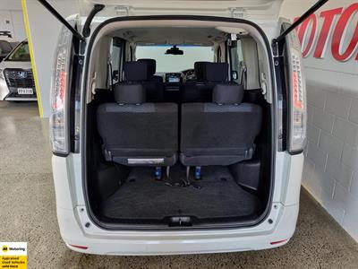 2014 Nissan Serena - Thumbnail