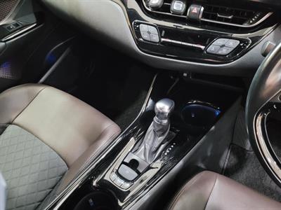 2017 Toyota C-HR - Thumbnail