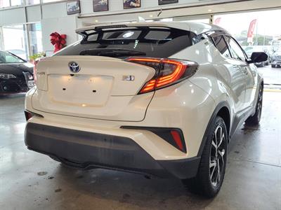 2017 Toyota C-HR - Thumbnail
