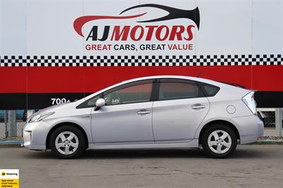 2015 Toyota Prius - Thumbnail