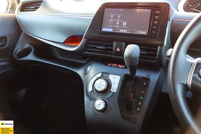 2015 Toyota Sienta - Thumbnail