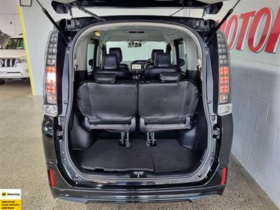 2015 Toyota Voxy - Thumbnail