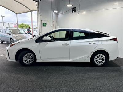 2019 Toyota Prius - Thumbnail