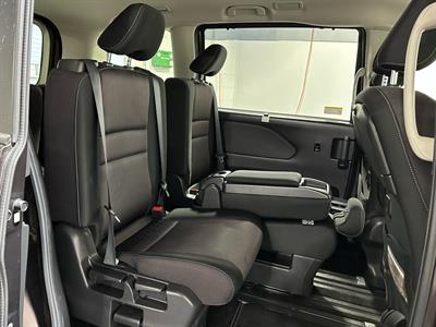 2017 Nissan Serena - Thumbnail
